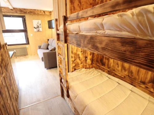 quelques lits superposés dans une chambre dans l'établissement Studio rénové aux pieds des pistes des Chavannes, cœur de station, balcon, 4 couchages - FR-1-623-260, aux Gets