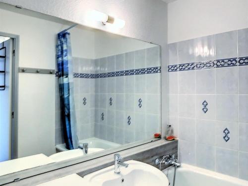une salle de bain avec un lavabo, une baignoire et un miroir dans l'établissement Appartement lumineux · Pied des pistes · Double balcon · WIFI gratuit · Piscine incluse - FR-1-267-253, à Villarembert