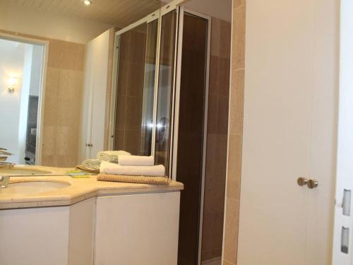 une salle de bain avec un lavabo et un miroir dans l'établissement Appartement 2 Pièces, 4 couchages avec terrasse et vue panoramique - FR-1-252A-112, à Villeneuve-Loubet