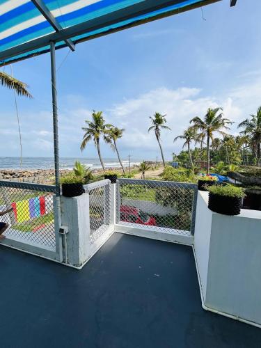 Chameleon Beach Resort, Cherai في كوتشي: شرفة مطلة على الشاطئ