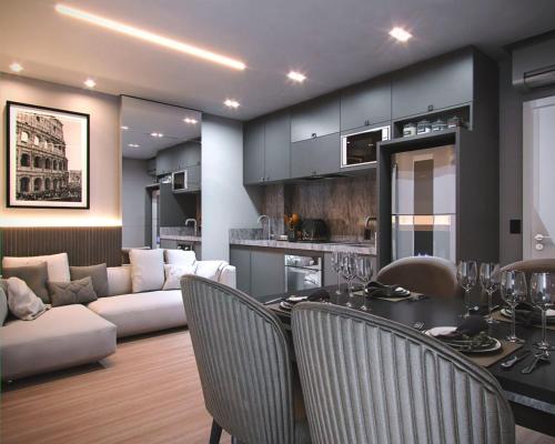 uma cozinha e sala de estar com mesa e cadeiras em I Am Design Hotel Itapema by Hotelaria Brasil em Itapema