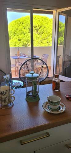 - un comptoir de cuisine avec une table et un mixeur dans l'établissement Duplex Camargue Village, au Grau-du-Roi