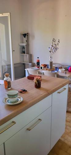 - une cuisine avec un comptoir en bois et de la vaisselle dans l'établissement Duplex Camargue Village, au Grau-du-Roi