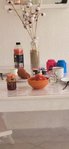 - un comptoir blanc avec un bol de nourriture dans l'établissement Terrasses 1 sur le Port de Plaisance, au Grau-du-Roi