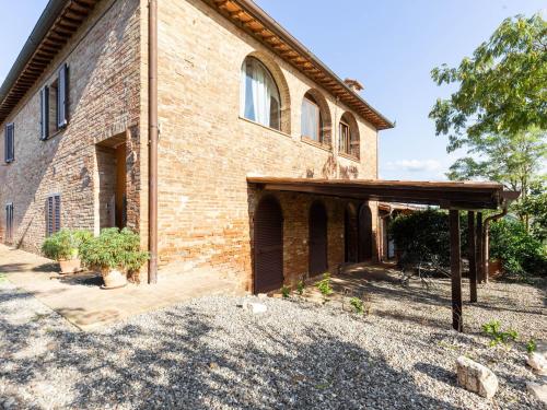 an old brick building with an open garage at 360 degree view over the Tuscan hills in Buonconvento
