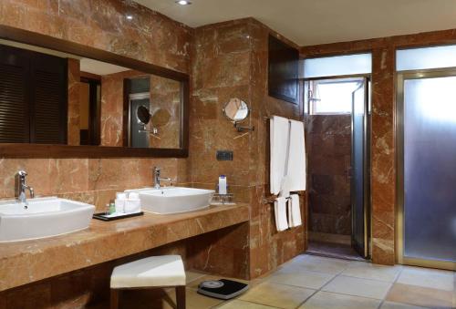a bathroom with two sinks and a shower at Catalonia Riviera Maya Resort & Spa- All Inclusive in Puerto Aventuras