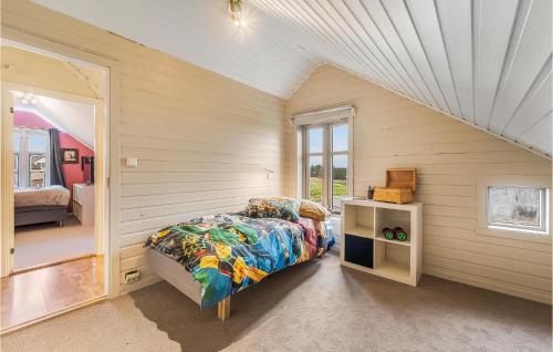 Schlafzimmer mit einem Bett und einem Fenster in der Unterkunft Cozy Home In Vanse With Kitchen in Vanse