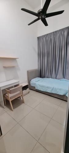 sala de estar con sofá y ventilador de techo en Kid Slide Family Apartment with 2 Bedroom + 2 Bath en Masai