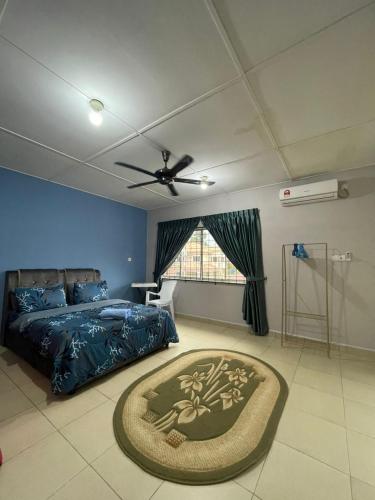 1 dormitorio con 1 cama y ventilador de techo en Hidayah Homestay Tawau en Kampong Parit