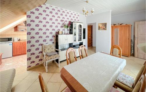 ミエルノにある2 Bedroom Stunning Apartment In Mielnoのテーブルと椅子のあるキッチンとダイニングルーム