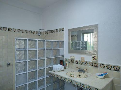 y baño con lavabo y espejo. en Departamento andree, en Puerto Vallarta