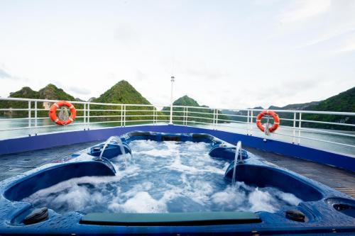Halong Dragon Bay Cruise في ها لونغ: حوض جاكوزي على سفينة سياحية