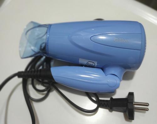 un secador de pelo azul sentado sobre una mesa en Apartamento Estudio AZUL, en Almuñécar
