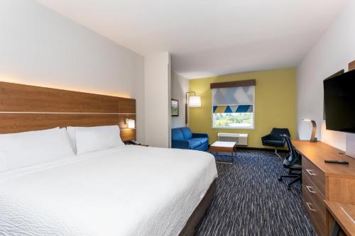 a hotel room with a bed and a flat screen tv at Holiday Inn Express & Suites - Miramar by IHG in Miramar