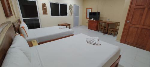 - un salon avec deux lits et un canapé dans l'établissement Casa Yaxkin, à Valladolid