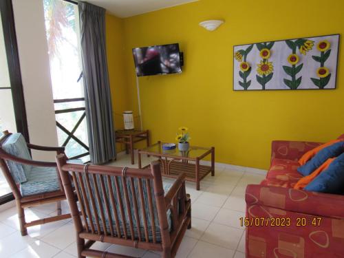 a living room with a couch and a table at Apartamento Girardot Resort in Girardot