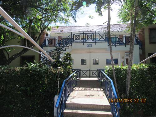 a stairway leading to the front of a building at Apartamento Girardot Resort in Girardot