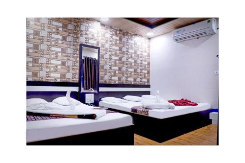 een kamer met 2 bedden en handdoeken erop bij Hotel Qadri 4 Min Distance from Dargah in Ajmer