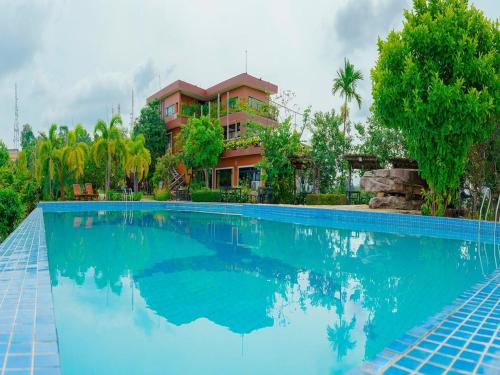 una grande piscina di fronte a una casa di 360 Resort a Sihanoukville