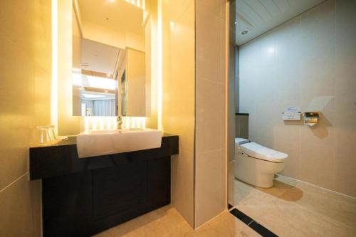 Hotel Core في Naju: حمام مزود بمغسلة ومرحاض