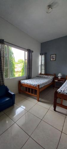 1 Schlafzimmer mit 2 Betten und einem großen Fenster in der Unterkunft Apartamento ROMA en Somoto in Somoto