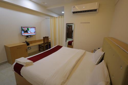 HOTEL RAJAM SELVAにあるテレビまたはエンターテインメントセンター