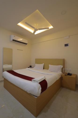 HOTEL RAJAM SELVAにあるベッド