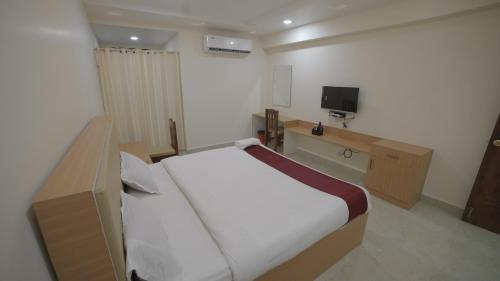 HOTEL RAJAM SELVAにあるテレビまたはエンターテインメントセンター