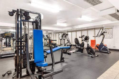 einen Fitnessraum mit mehreren Laufbändern und Kardiogeräten in der Unterkunft Chatswood Hub Self- Catering 815 in Sydney