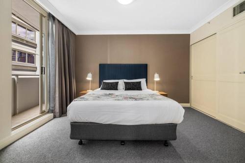 ein Schlafzimmer mit einem großen Bett und einem Fenster in der Unterkunft Chatswood Hub Self- Catering 815 in Sydney