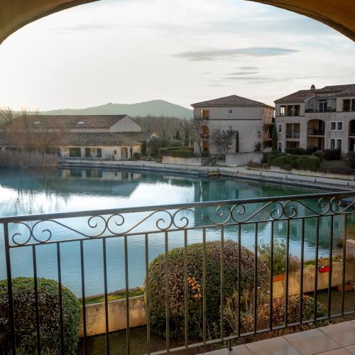 - un balcon offrant une vue sur la piscine dans l'établissement Magnifique vue lac au Golf de Pont-Royal, à Mallemort