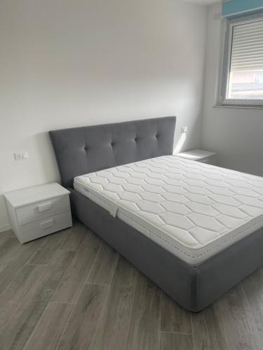 un letto in una camera con materasso bianco di Appartamento in Villa Gioiosa a Grado