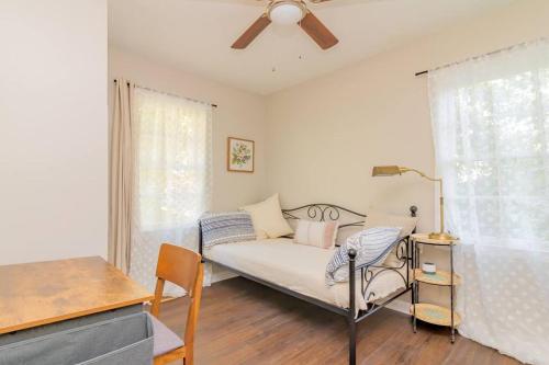 Tempat tidur dalam kamar di Dual-Family Retreat Sunlit Haven