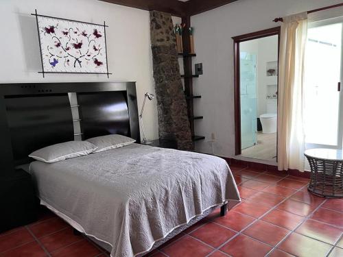 una camera con un grande letto e un bagno di Quinta Oaxte a Oaxtepec