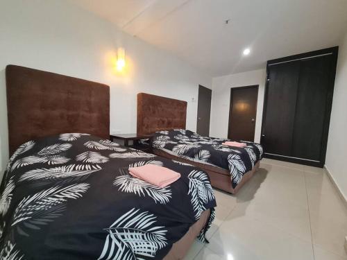 2 Betten in einem Hotelzimmer in der Unterkunft D'Sea Marina Island Resort by Manhattan Group in Lumut