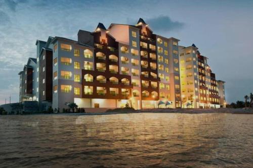 un grande edificio sulla spiaggia vicino all'acqua di D'Sea Marina Island Resort by Manhattan Group a Lumut