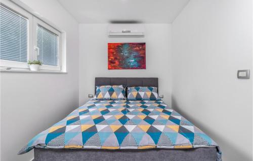 ein Schlafzimmer mit einem Bett und einem Wandgemälde in der Unterkunft Pet Friendly Home In Marinici With Wifi in Marinići