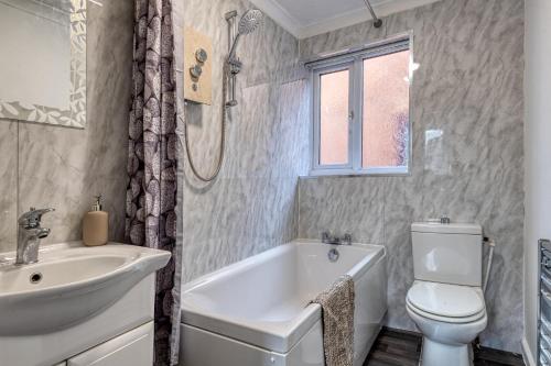 uma casa de banho com um lavatório, um WC e uma banheira em Cosy Three bedroom house in Radcliffe em Radcliffe