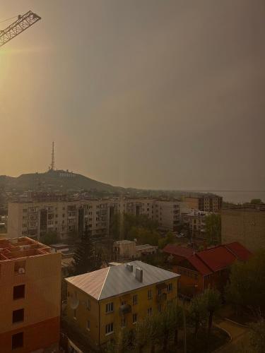 een uitzicht op een stad met gebouwen en een kraan bij Квартира в центре города посуточно, понедельно in Köksetaw