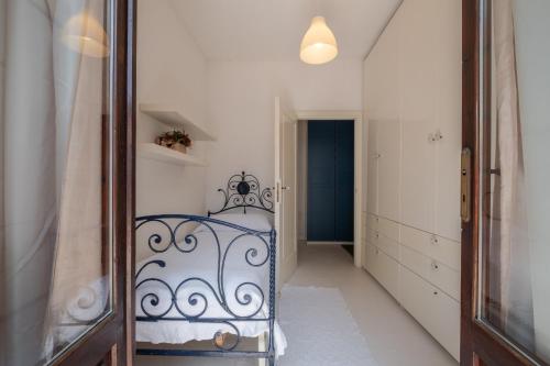 ein Schlafzimmer mit einem blauen Bett und einem Spiegel in der Unterkunft Charming House con Giardino - 10' da Cagliari e Poetto in Quartu SantʼElena