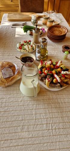 ein Tisch mit Tellern voller Essen auf einem Tisch in der Unterkunft Pilisca Holiday Home in Dobîrlău