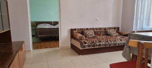 een woonkamer met een bank met cheetah-print in een kamer bij Old plase in Tsalka