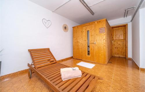 Zimmer mit einem Holzbett und einer Holztür in der Unterkunft Pet Friendly Home In Dragovanscak With Wifi in Slavetić