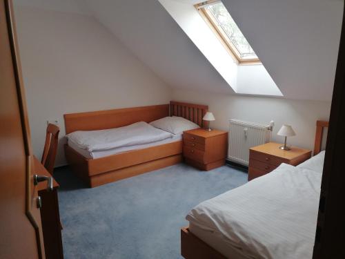 1 dormitorio con 2 camas y 2 mesitas de noche en Hotel Kaskáda, en Bojnice