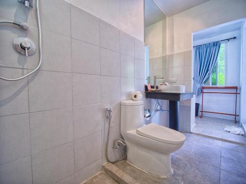 卡圖的住宿－Serenity Lakeside Resort，一间带卫生间和水槽的浴室