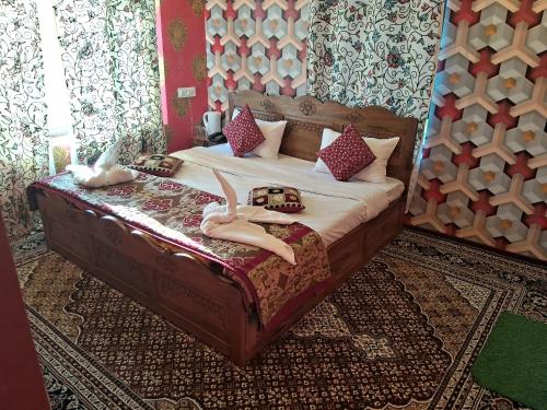 Un pat sau paturi într-o cameră la Beigh Resort