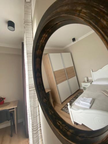 um quarto com uma cama e um espelho em Central Park Apartment em Cluj-Napoca