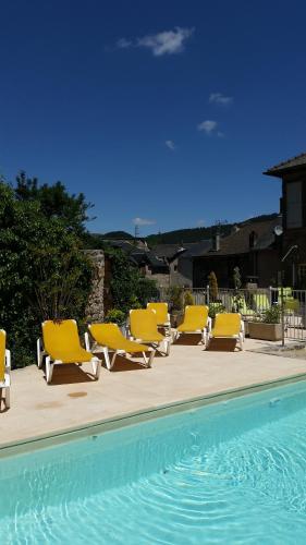 Der Swimmingpool an oder in der Nähe von Hotel Le Sully