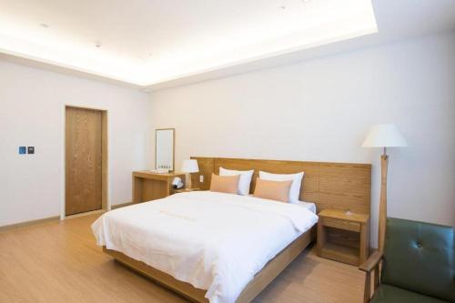 Postel nebo postele na pokoji v ubytování Lake 45 Hotel