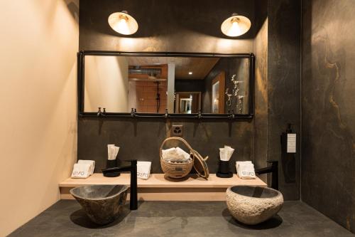 uma casa de banho com duas taças e um espelho em Le Wafo em Gryon